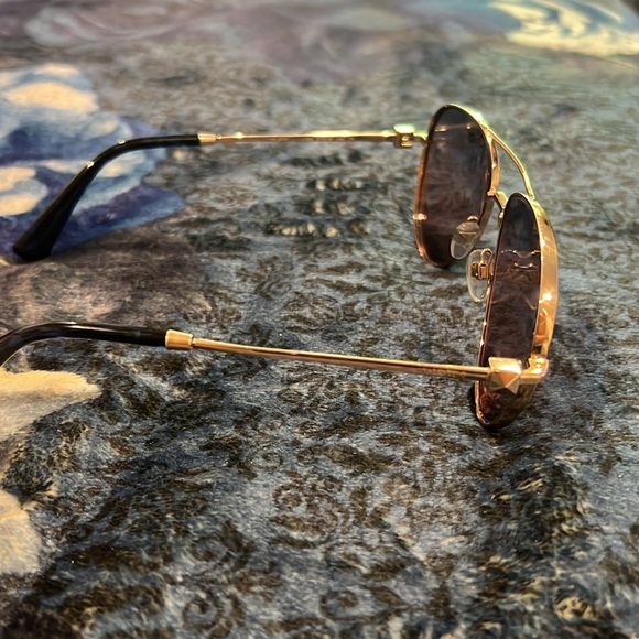 Designer Valentino aviator style sunglasses - Picture 3 of 4